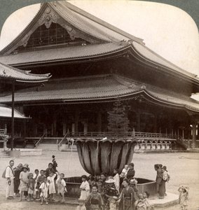 Japanin suurimman buddhalaisen temppelin Higashi Hongan-jin päärintama Kiotossa, 1904. tekijältä Underwood and Underwood