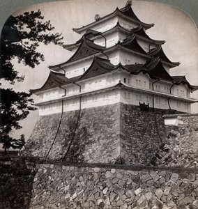 Japanin prinssien keskiaikainen vallihautalinna, jota Mikado Nagoya käytti satunnaisesti, Japani, 1896 tekijältä Underwood and Underwood