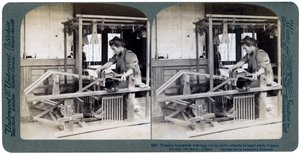 Talonpoikarouva kutomassa puuvillakangasta, Japani, 1904 tekijältä Underwood and Underwood