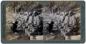Talonpoika rukoilee valojumala-patsasrivin edessä, Daiya-joki, Nikko, Japani, 1904. tekijältä Underwood and Underwood