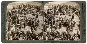 Ihmisiä, jotka tulevat Jerusalemiin uhraamaan itämuurien ulkopuolella, 1900. tekijältä Underwood and Underwood