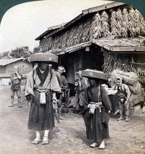Pyhiinvaeltajien kerjäläiset lyövät pieniä gongeja lähellä Kawaguchi-järveä, Japani, 1904 tekijältä Underwood and Underwood