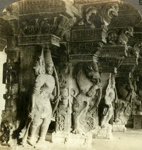 Hindutemppelin pilarit, Madurai, Intia, 1900-luku. tekijältä Underwood and Underwood
