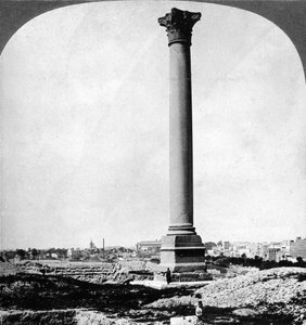 Pompeuksen pilari, merimiesten maamerkki, ja moderni Aleksandria, Egypti, 1905. tekijältä Underwood and Underwood