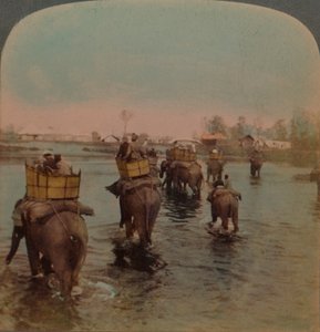 Paluu leirille päivän kuvausten jälkeen, Bebarin viidakko, Intia, 1909. Taiteilijat: Elmer Underwood, Bert Elias Underwood. tekijältä Underwood and Underwood