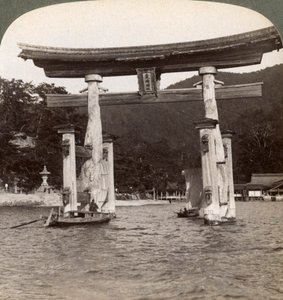 Pyhä torii-portti nousee merestä, Itsukushima-pyhäkkö, Miyajima-saari, Japani, 1904 tekijältä Underwood and Underwood