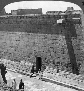Taistelu- ja takaa-ajokohtaukset seinälle veistetty Medinet Habussa, Thebes, Egypti, 1905. tekijältä Underwood and Underwood
