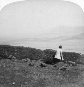 Spion Kop, buurihaudosta Krantz Klootissa Etelä-Afrikassa, 1901 tekijältä Underwood and Underwood