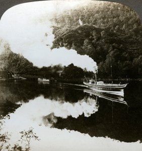 Höyryjahti Loch Katrinella, Skotlannissa. tekijältä Underwood and Underwood