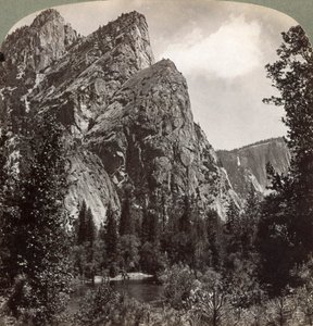 The Three Brothers, Yosemite Valley, Kalifornia, Yhdysvallat, 1902 tekijältä Underwood and Underwood