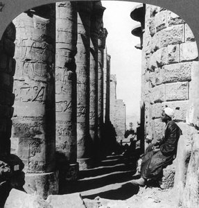 Kuuluisa pylväikkö suuressa temppelissä Karnakissa, Thebes, Egypti, 1905. tekijältä Underwood and Underwood