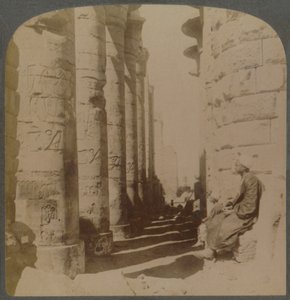 Kuuluisa suuren Hypostyle Hallin pylväikkö Karnakin temppelissä, Thebes, Egypti, 1897. tekijältä Underwood and Underwood