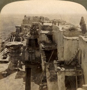 Wolpi...salaperäisen Moki-rodun Cliff Dwellersin pääpueblo, Arizona, U.S.A., 1901. tekijältä Underwood and Underwood