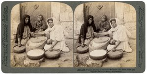 Naiset jauhamassa tehtaalla, Palestiina, 1900. tekijältä Underwood and Underwood