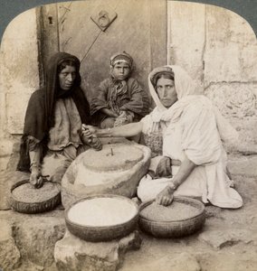 Naiset jauhamassa tehtaalla, Palestiina, 1900. tekijältä Underwood and Underwood