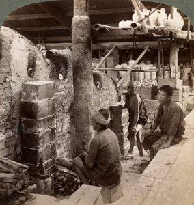 Työmiehet katsomassa uuneja täynnä Awata-posliinia, Kinkosan Works, Kioto, Japani, 1904 tekijältä Underwood and Underwood
