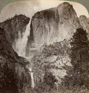 Yosemite Point ja tuulen puhaltamat Yosemite Falls, Yosemite Valley, Kalifornia, Yhdysvallat, 1902 tekijältä Underwood and Underwood