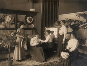 Viisi naista Millinery Shopissa tekijältä Unidentified