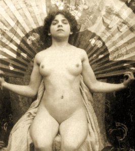 Nainen alaston poseeraa suuren tuulettimen kanssa, n. 1900 (seepiakuva)