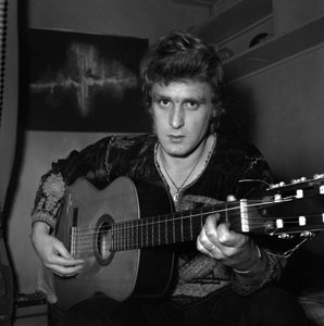 Ranskalainen laulaja Christophe (Daniel Bevilacqua) maalaa kankaalle kotona, 18. marraskuuta 1969 tekijältä Unknown