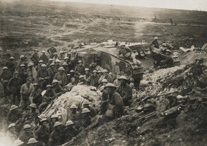 Virallinen valokuva otettu länsirintamalla ?D 1641. Yksi tankkeistamme Flersissä.?, 1916 tekijältä Unknown