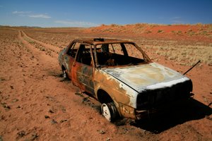 Ruostunut auto jumissa Namibin autiomaassa tekijältä Unknown