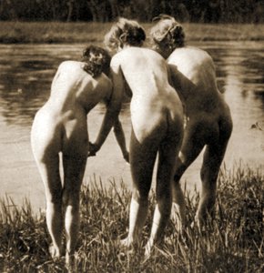 Three Graces , naisten alastontrio, n. 1900 (seepiakuva)