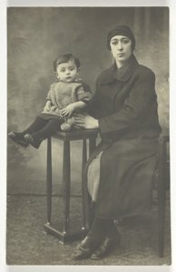 Nimetön postikortti (nainen ja poika seisomassa) tekijältä Unknown