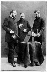 Alphonse Bertillon näyttää antropometrisiä kliseitä kahdelle poliisiprefektille, joiden alaisuuteen hänet asetettiin, 25.03.1888 tekijältä Unknown artist