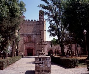 Art Mexico: näkymä Augustinian-luostarille (San Augustin Acolmanin luostari) vuodelta 1571. Ristin ovat valmistaneet Tequitquin alkuperäiskansat taiteilijat. Meksiko. Acolman tekijältä Unknown artist