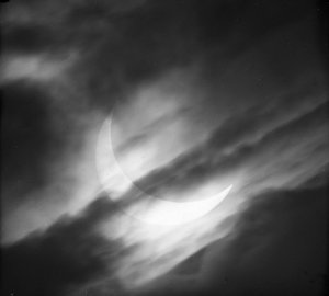 Tähtitieteellinen lasilevydia auringonpimennyksestä pilvien läpi (lasinegatiivi) tekijältä Unknown Artist