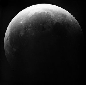 Tähtitieteellinen lasilevyn dia kuun kuunpimennyksestä (1910) tekijältä Unknown Artist