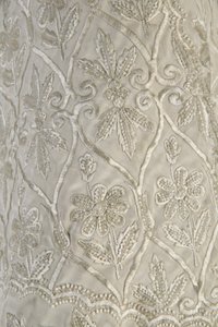 Bertha Palmerin takki, n. 1870 (yksityiskohta kankaasta), uurrettu silkkimoiré, hapsut ja kristallihelmiä tekijältä Unknown artist