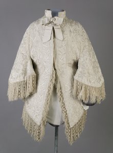 Bertha Palmerin takki, n. 1870 (edestä), uurrettu silkkimoiré, hapsut ja kristallihelmiä tekijältä Unknown artist