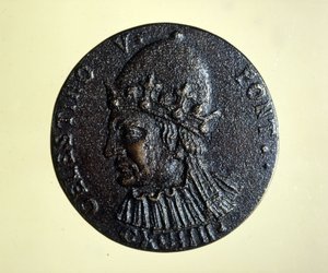 Celestin V (tai St. Peter Celestin) (1215 - 1296) muutti paavi. Rooman mitalikabinetin mitali. tekijältä Unknown artist
