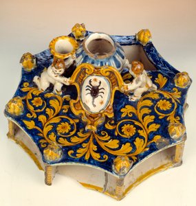 Kahdeksan jaksoinen kirjoitus majolicilla (maiolica) tummansinisellä, keltaisella ja vaaleanvihreällä värillä. 1560-1570 Enouen, kansallinen renessanssimuseo tekijältä Unknown artist
