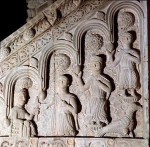 Hohenstaufenin keisari Frederic II (1194-1250) edusti perheensä kanssa Bas-reliefiä 1200-luvulta. Bitonto, katedraali tekijältä Unknown artist
