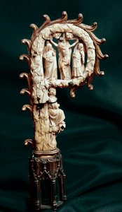 Eveque-varasto kuparista, kultametallista ja norsunluusta edustaen ristiinnaulitsemista. 1300 Pariisin ympärillä, keskiajan kansallinen museo, Clunyn lämpökylpylä tekijältä Unknown artist