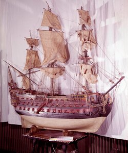 Military Navy: pienoismalli laivasta, jossa on kolme kantta, 92 aseen ase. 17. vuosisata. Madrid, Armee-museo tekijältä Unknown artist