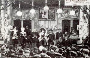 Musiikkiesitys piparkakkumarkkinoilla Alcazar-teatterin rakennuksen edessä tekijältä Unknown Artist