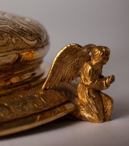 Relikvaarioristi. Metallityötä juveleilla. Alkuperäinen luostari (Saint-Amand Tournai, entinen Elnone. 1500-luku. Yksityiskohta pohja. tekijältä Unknown artist