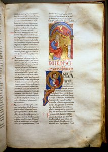 Pyhän Luukkaan evankeliumi edustaa härkäsivulla valaistua Raamattua (Ms.721-Foglio 223r.) 1100-luvun alusta. Himmeä. 52,5x36 cm Rooma, Biblioteca Casanatense tekijältä Unknown artist