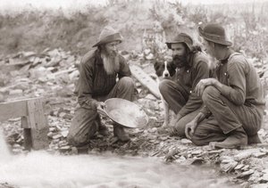 3 miestä suodattaa maata saadakseen kultaa: Kullanetsijät Etelä-Dakotassa, Rockervillessä. Valokuvaus 1889. tekijältä Unknown artist