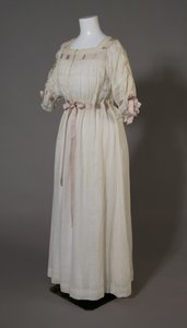 Bertha Palmerin yöpaita, n. 1880 (vinokuva edestä), valkoista puuvillaa, pitsiä, brodeerausta ja silkkinauhaa. tekijältä Unknown artist