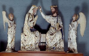 Neitsyt Kristuksen kruunaaminen, jolla on kuninkaan kruunu, kruunaa Neitsyt. Kaksi enkeliä ovat todistajia. Veistetty norsunluuryhmä. 1200-luvun lopun Pariisi, Louvre-museo tekijältä Unknown artist