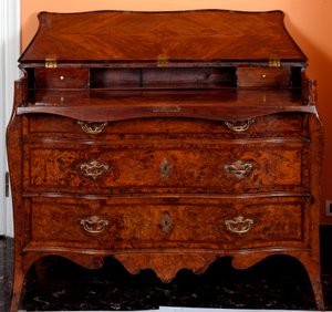 Kalusteet: lipasto setripuusta. 1735-1745 noin Himmeä. 97x137x68 cm Yksityinen kokoelma tekijältä Unknown artist