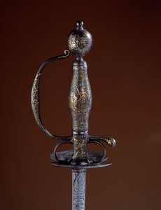 Kulta ja asevartija 1700-luvulta osittain kultahopeaa. Pariisi, koristetaide tekijältä Unknown artist