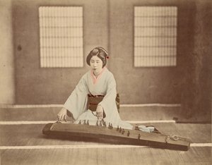 [Japanilainen nainen soittaa kotoaan] tekijältä Unknown artist