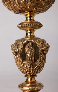 Metallityötä. Malja. Katedraalikappelin dekaanin A. Le Vaillant de la Bassarderien lahja 1726-1758. 1700-luku. Yksityiskohta. tekijältä Unknown artist