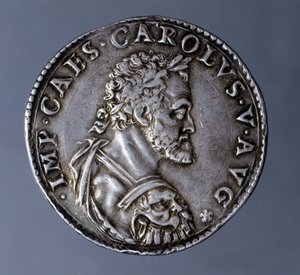 Keisari Kaarle V:n (1500-1558) nimeen ja kuvaan lyöty rahapaja. tekijältä Unknown artist